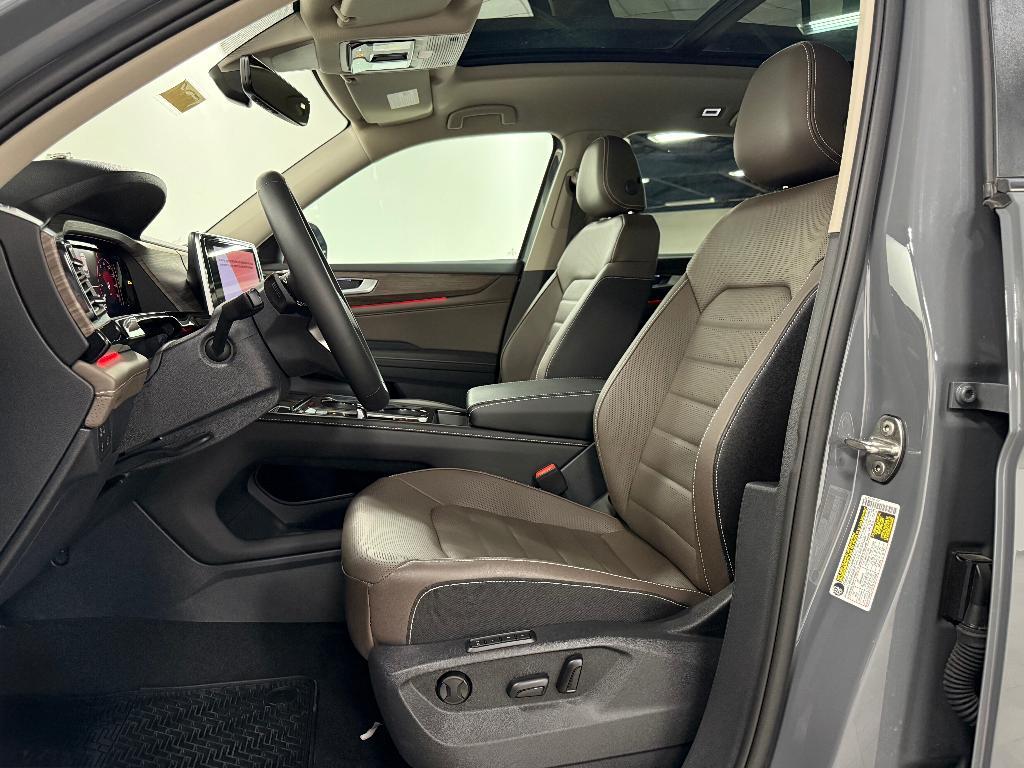 new 2025 Volkswagen Atlas car, priced at $45,687