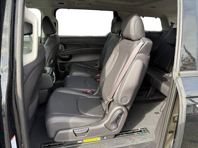 new 2025 Kia Carnival Hybrid car, priced at $51,545