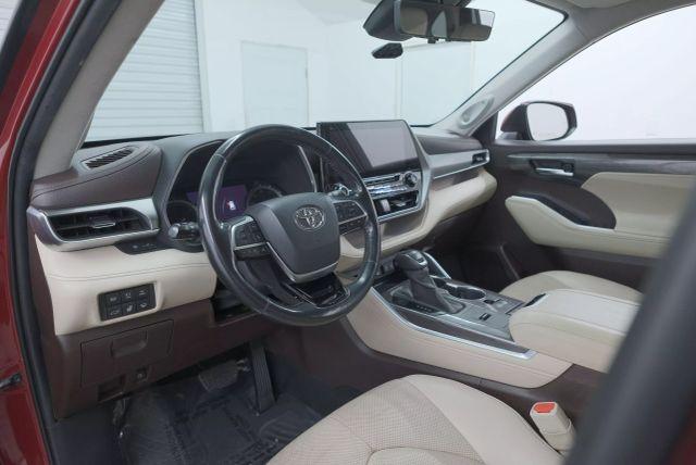 used 2020 Toyota Highlander Hybrid car, priced at $30,995