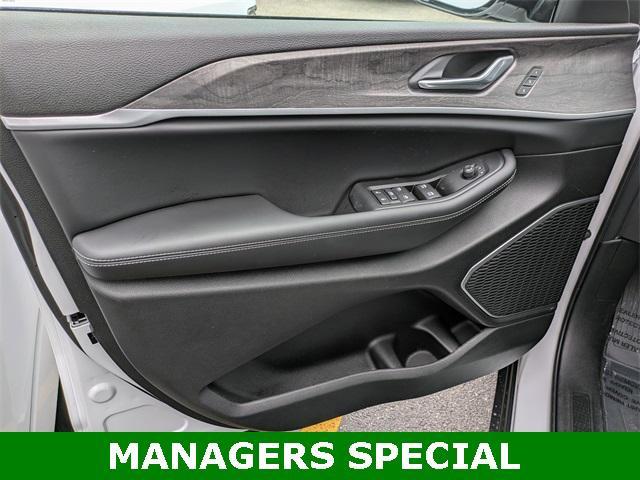 new 2025 Jeep Grand Cherokee car, priced at $43,321