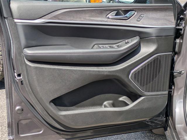 new 2025 Jeep Grand Cherokee car, priced at $50,254