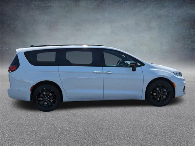 new 2024 Chrysler Pacifica car, priced at $48,117