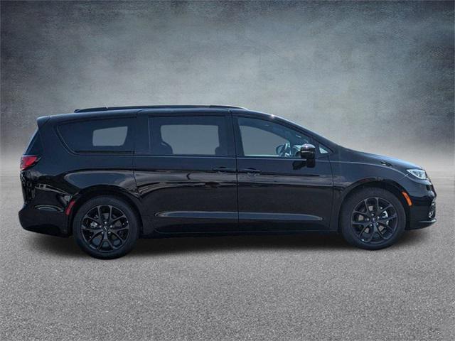 new 2024 Chrysler Pacifica car, priced at $39,261