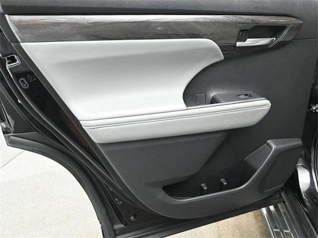 used 2022 Toyota Highlander car, priced at $31,476
