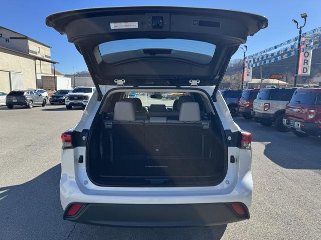 used 2022 Toyota Highlander car, priced at $31,998