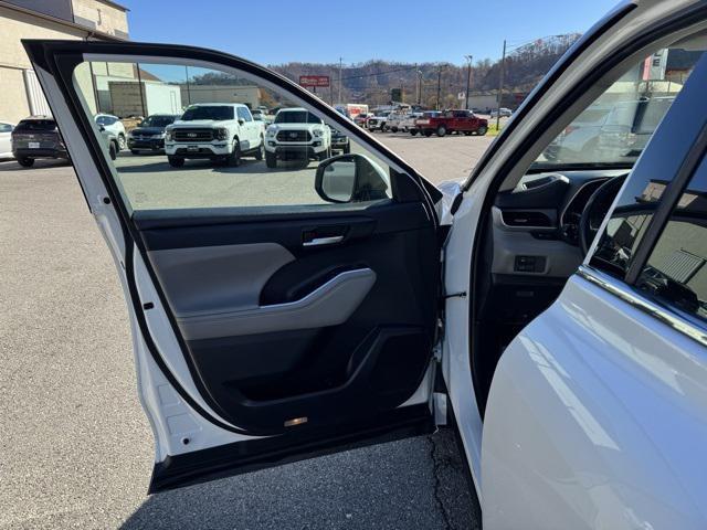 used 2022 Toyota Highlander car, priced at $31,998