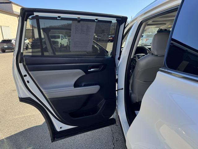 used 2022 Toyota Highlander car, priced at $31,998