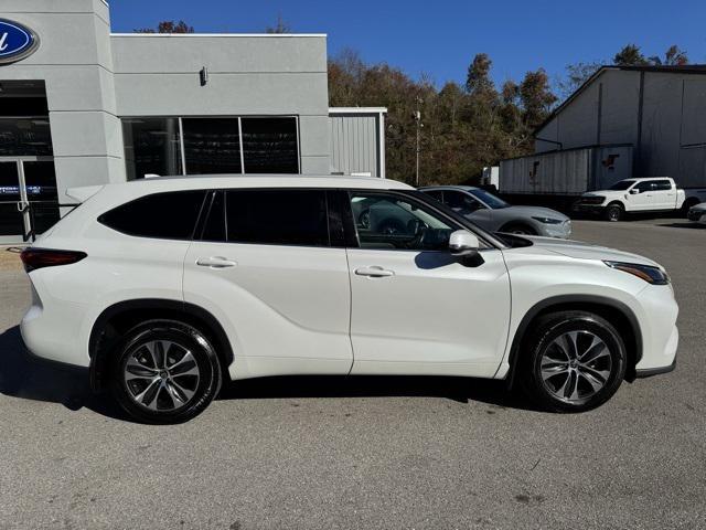 used 2022 Toyota Highlander car, priced at $31,998
