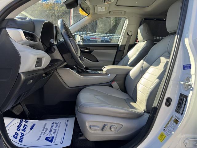 used 2022 Toyota Highlander car, priced at $31,998