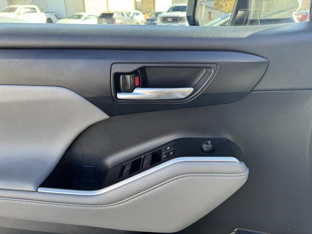 used 2022 Toyota Highlander car, priced at $31,998