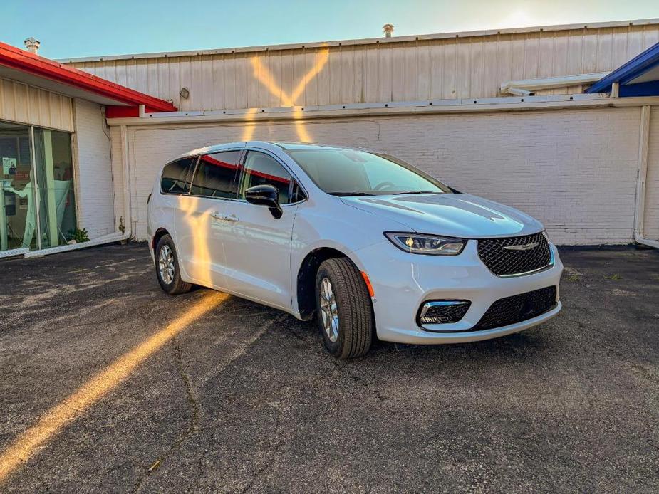 new 2024 Chrysler Pacifica car, priced at $41,966