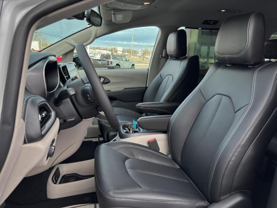 new 2024 Chrysler Pacifica car, priced at $42,059