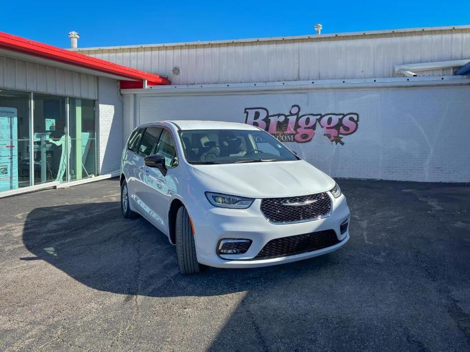 new 2024 Chrysler Pacifica car, priced at $41,312