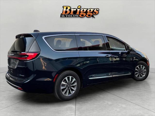 used 2023 Chrysler Pacifica Hybrid car