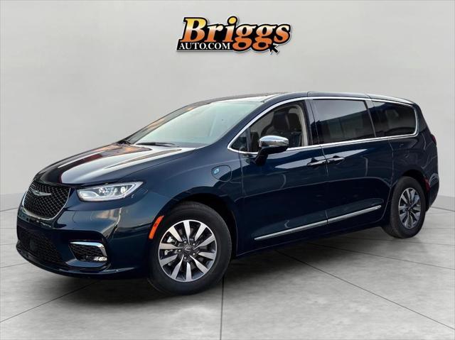 used 2023 Chrysler Pacifica Hybrid car