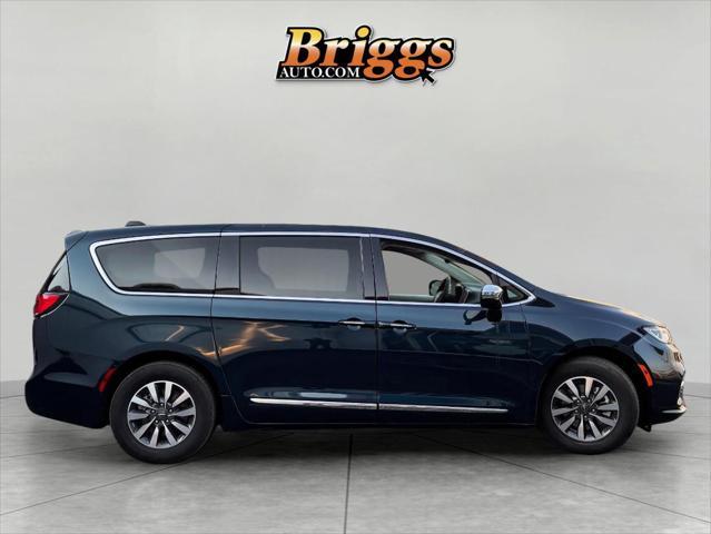 used 2023 Chrysler Pacifica Hybrid car