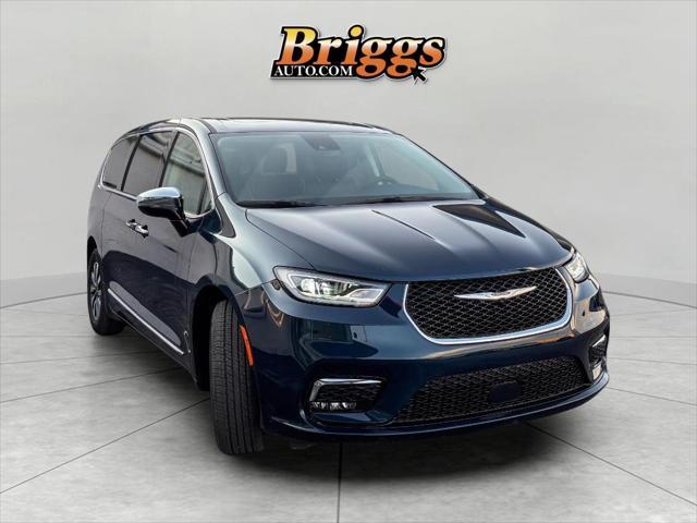 used 2023 Chrysler Pacifica Hybrid car