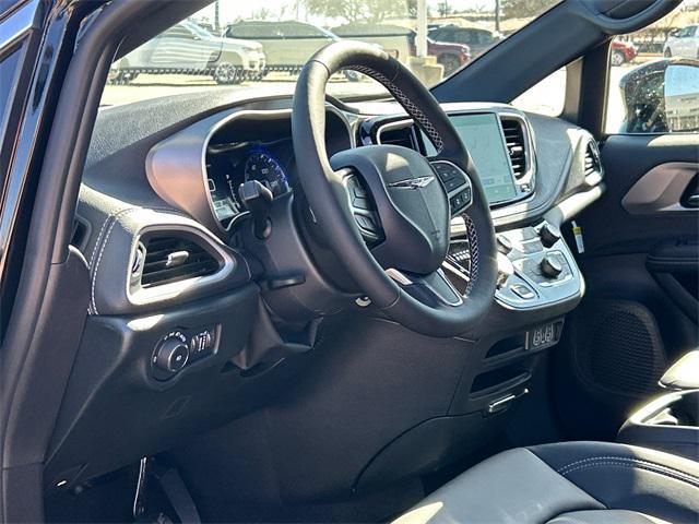 new 2025 Chrysler Pacifica car, priced at $44,320