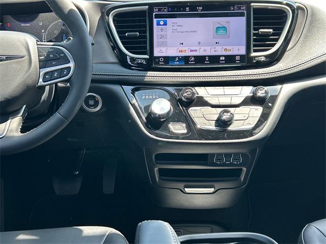 new 2025 Chrysler Pacifica car, priced at $41,640