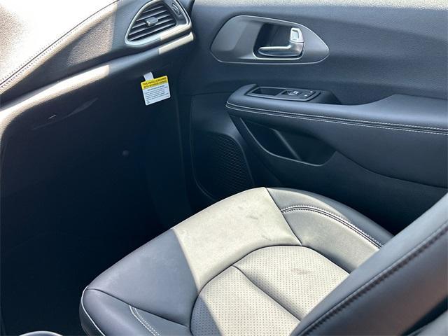 new 2025 Chrysler Pacifica car, priced at $41,640