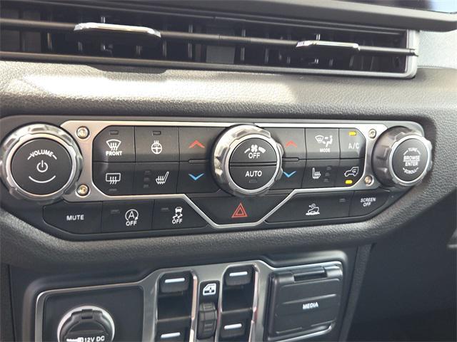 new 2025 Jeep Wrangler car, priced at $45,304