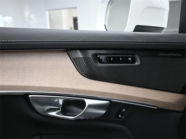 new 2025 Volvo XC90 car, priced at $69,155