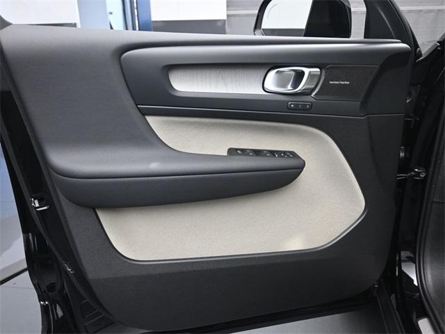 new 2025 Volvo XC40 car, priced at $50,595