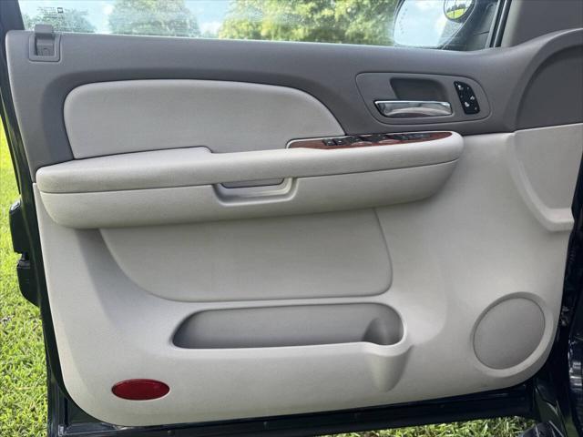 used 2007 Chevrolet Suburban car, priced at $9,700