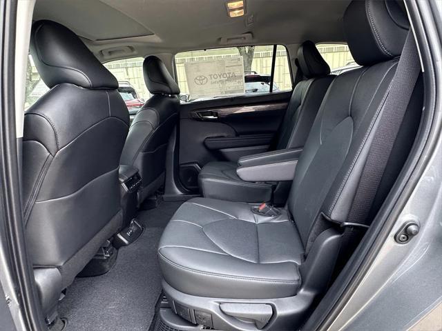new 2025 Toyota Highlander Hybrid car, priced at $54,887