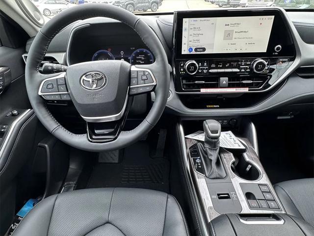 new 2025 Toyota Highlander Hybrid car, priced at $54,887