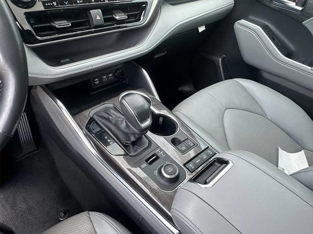used 2022 Toyota Highlander car, priced at $37,999