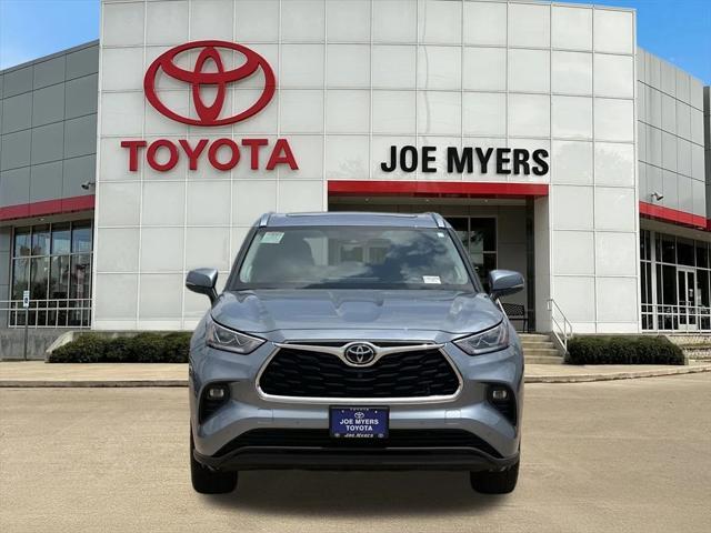 used 2022 Toyota Highlander car, priced at $37,999