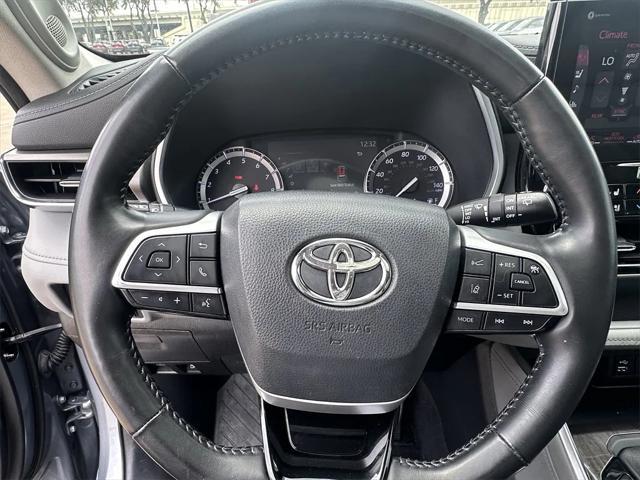 used 2022 Toyota Highlander car, priced at $37,999