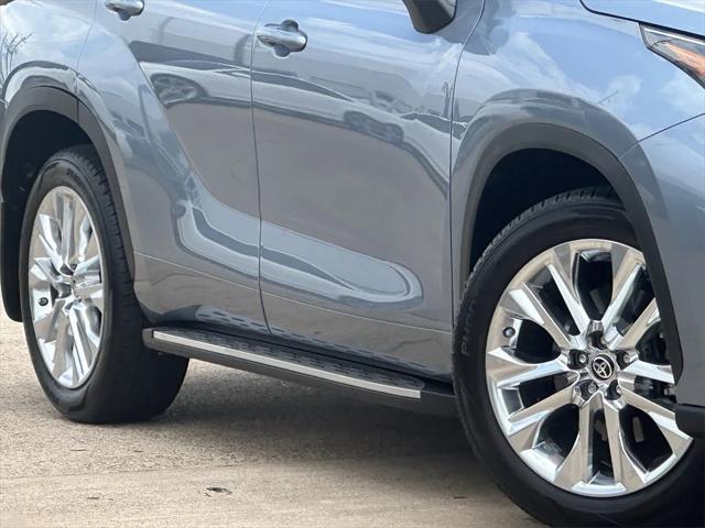 used 2022 Toyota Highlander car, priced at $37,999