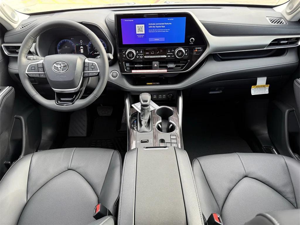 new 2025 Toyota Highlander car, priced at $51,427