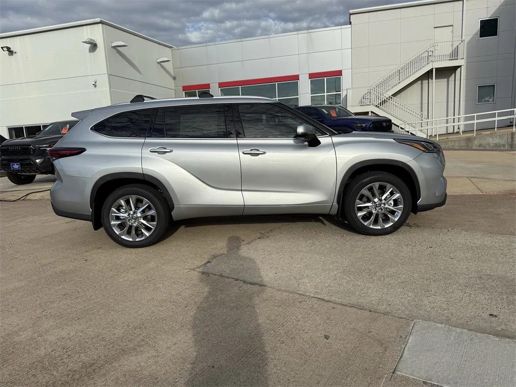 new 2025 Toyota Highlander car, priced at $51,427