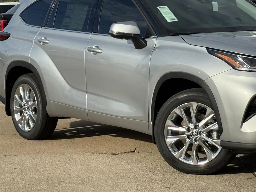 new 2025 Toyota Highlander car, priced at $51,427