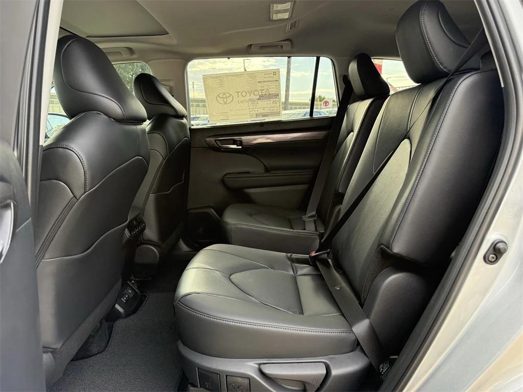 new 2025 Toyota Highlander car, priced at $51,427