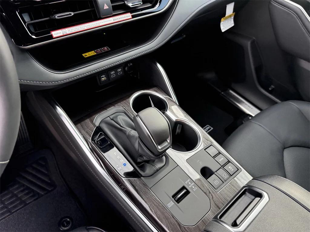 new 2025 Toyota Highlander car, priced at $51,427