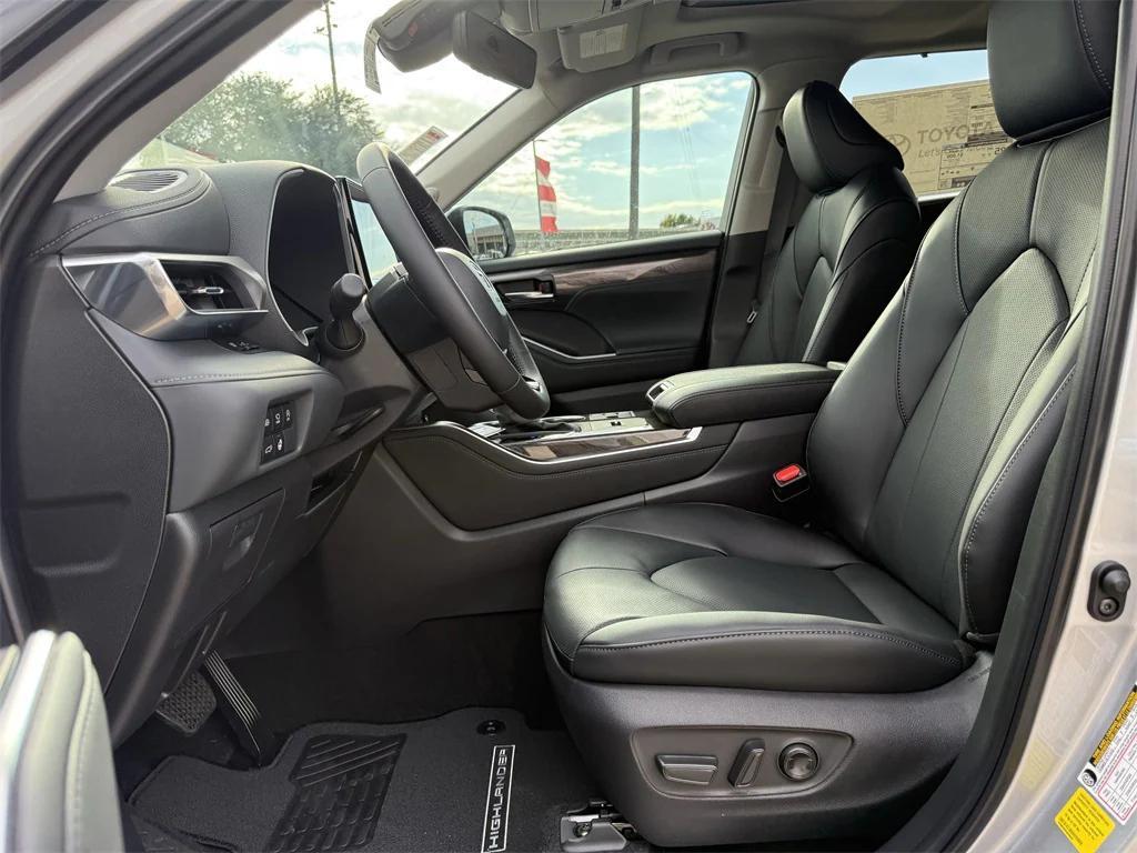 new 2025 Toyota Highlander car, priced at $51,427