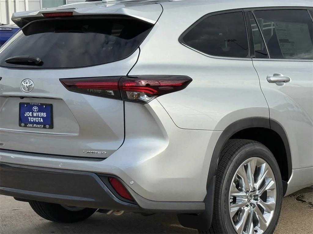 new 2025 Toyota Highlander car, priced at $51,427