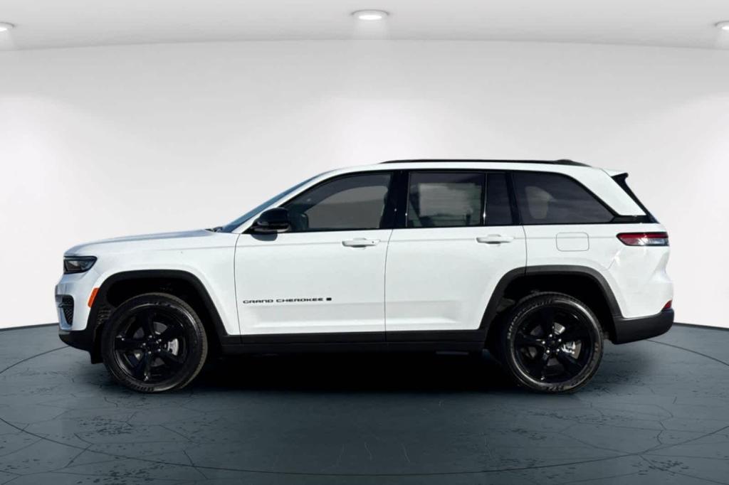 new 2025 Jeep Grand Cherokee car, priced at $43,747