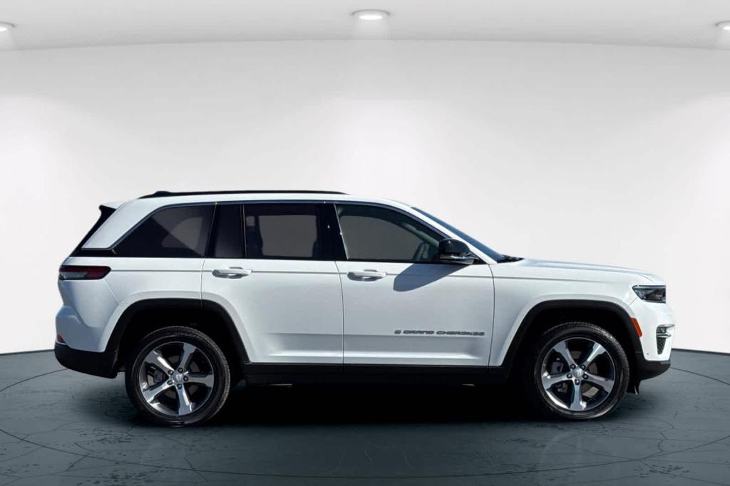 new 2025 Jeep Grand Cherokee car, priced at $48,248