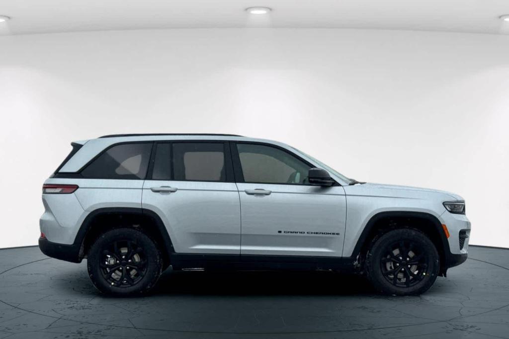 new 2025 Jeep Grand Cherokee car, priced at $39,525