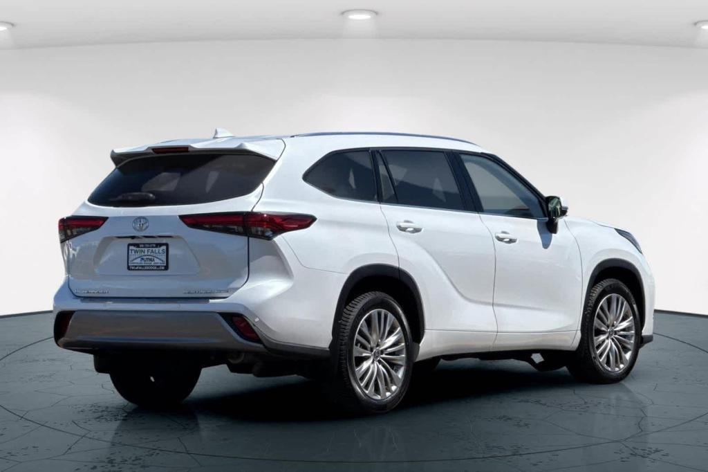 used 2022 Toyota Highlander car, priced at $44,497