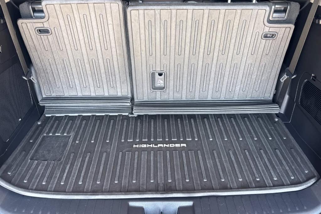 used 2022 Toyota Highlander car, priced at $44,497