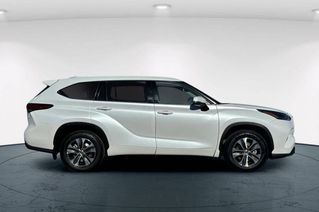 used 2022 Toyota Highlander car, priced at $35,990