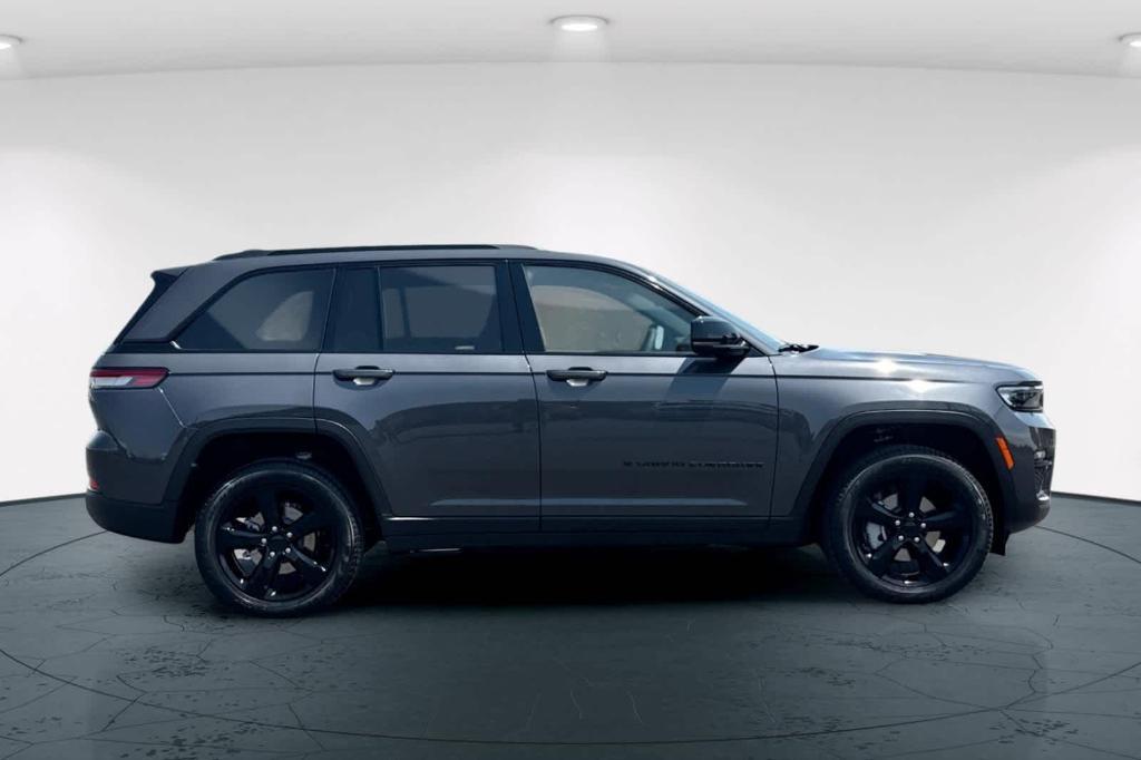 new 2025 Jeep Grand Cherokee car, priced at $42,980