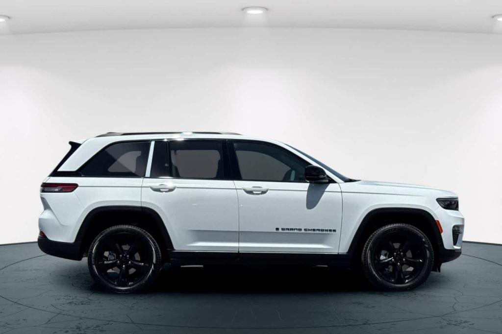 new 2025 Jeep Grand Cherokee car, priced at $44,747