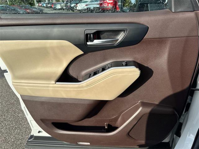 used 2022 Toyota Highlander car, priced at $35,499
